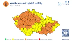 Mapa ČR s výstrahou na vysoké a velmi vysoké teploty, barevné označení okresů.