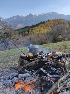 Hrnec na ohni uprostřed pole