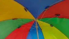Barevný deštník otevřený za slunečného dne