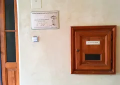 Dřevěná schránka na zeď s nápisem vevnitř bílých prostor