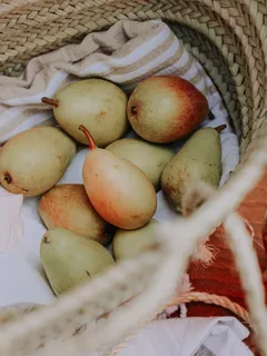 Zelená a červená jablka v bílé keramické misce