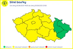 Předpověď silných bouřek v Česku 5. srpna 2025 s varováním ve žluté a zelené oblasti