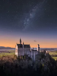 Bílý a modrý hrad s nápisem FOR THΞ THRONΞ