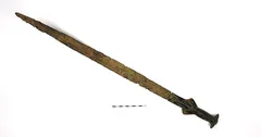 Bronzový meč z doby bronzové na bílém pozadí, archeologický nález z České republiky.