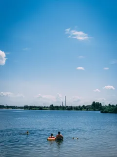 Lidé plavou v moři během dne
