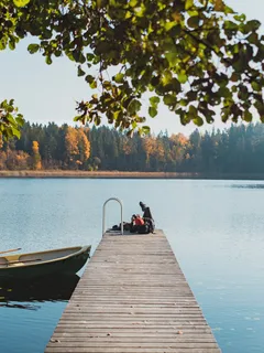 černá a šedá loď u hnědého dřevěného mola za denního světla