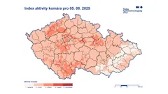 Aktivita komárů v Česku podle okresů k 5.8.2025 s barevným indexem od nízkého po vysoký