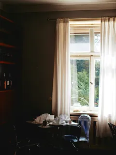 Pohodlné místo k snídani, obědu a večeři s béžovým závěsem