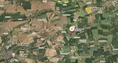 Letecký pohled na mapu venkovské oblasti se značkami lokací v Česku